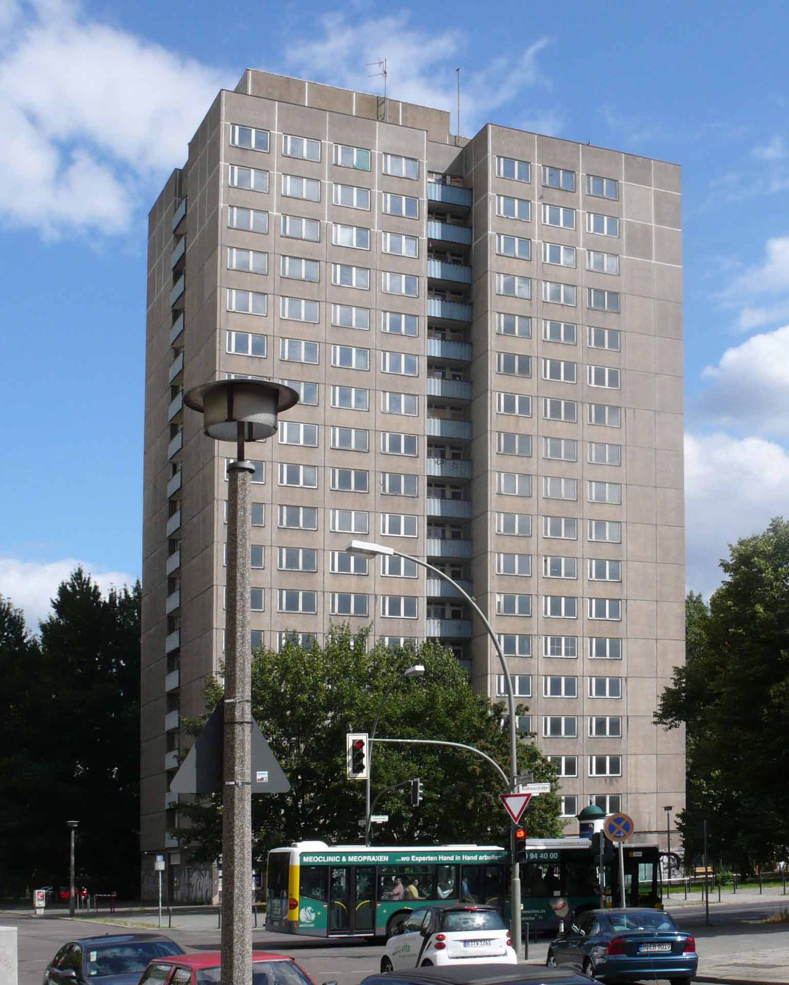 Wohnhochhaus, Berlin - vor der Fassadensanierung