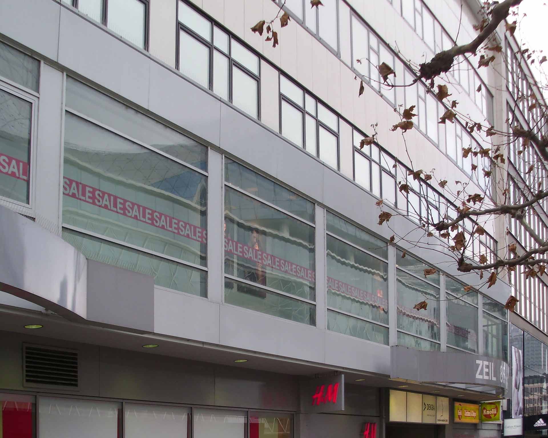 Referenz RONGE Metallbau: H&M, Frankfurt, vor der Fassadensanierung
